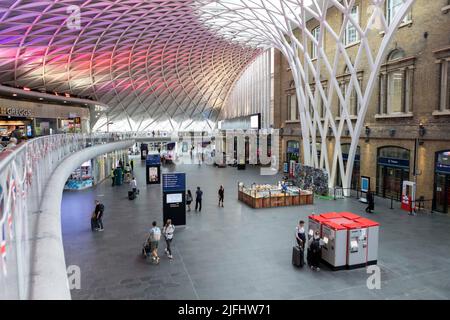 Die Auswirkungen des zweiten Tages der Eisenbahnstreiks unter Führung der Gewerkschaft GMT bleiben bis heute bestehen. Der Bahnhof London King’s Cross wird als relativ ruhig angesehen, mit t Stockfoto