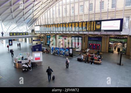 Die Auswirkungen des zweiten Tages der Eisenbahnstreiks unter Führung der Gewerkschaft GMT bleiben bis heute bestehen. Der Bahnhof London King’s Cross wird als relativ ruhig angesehen, mit t Stockfoto