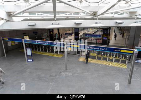 Die Auswirkungen des zweiten Tages der Eisenbahnstreiks unter Führung der Gewerkschaft GMT bleiben bis heute bestehen. Der Bahnhof London King’s Cross wird als relativ ruhig angesehen, mit t Stockfoto