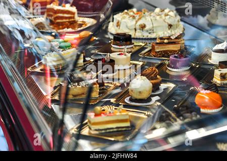 Nahaufnahme verschiedener Kuchen, Gebäck, Kekse, Präsentation von Süßigkeiten in einer Konditorei Stockfoto