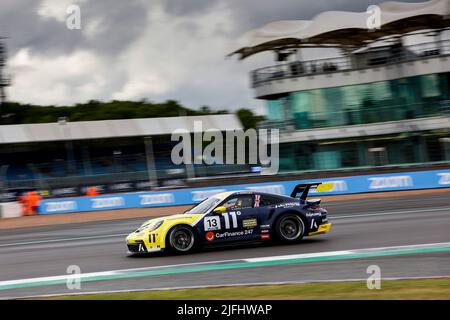 Silverstone, Großbritannien. 2.. Juli 2022. #13 Adam Smalley (GB, CLRT), Porsche Mobil 1 Supercup auf dem Silverstone Circuit am 2. Juli 2022 in Silverstone, Großbritannien. (Foto von HIGH TWO) Quelle: dpa/Alamy Live News Stockfoto