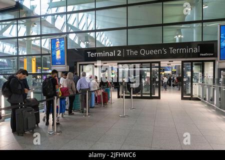 Nachdem sie die Abflughalle am Londoner Heathrow Terminal 2 eingepackt haben, stehen vor dem Terminal Flyer an. Bild aufgenommen am 25.. Juni 2022. © Belinda Jiao Stockfoto