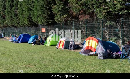 Tennisspieler stehen heute Morgen im Wimbledon Park für Tickets vor der Meisterschaft Schlange. Bild aufgenommen am 27.. Juni 2022. © Belinda Jiao j Stockfoto