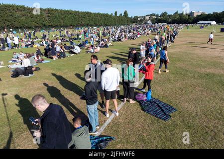 Tennisspieler stehen heute Morgen im Wimbledon Park für Tickets vor der Meisterschaft Schlange. Bild aufgenommen am 27.. Juni 2022. © Belinda Jiao j Stockfoto