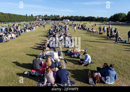 Tennisspieler stehen heute Morgen im Wimbledon Park für Tickets vor der Meisterschaft Schlange. Bild aufgenommen am 27.. Juni 2022. © Belinda Jiao j Stockfoto