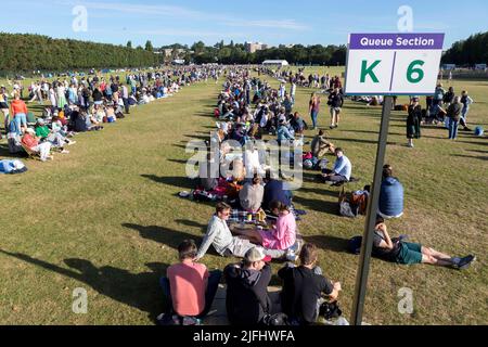 Tennisspieler stehen heute Morgen im Wimbledon Park für Tickets vor der Meisterschaft Schlange. Bild aufgenommen am 27.. Juni 2022. © Belinda Jiao j Stockfoto