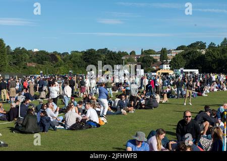 Tennisspieler stehen heute Morgen im Wimbledon Park für Tickets vor der Meisterschaft Schlange. Bild aufgenommen am 27.. Juni 2022. © Belinda Jiao j Stockfoto