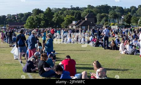 Tennisspieler stehen heute Morgen im Wimbledon Park für Tickets vor der Meisterschaft Schlange. Bild aufgenommen am 27.. Juni 2022. © Belinda Jiao j Stockfoto