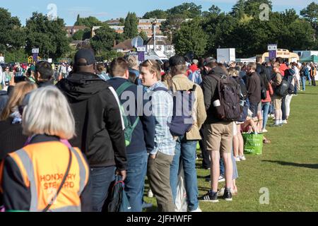 Tennisspieler stehen heute Morgen im Wimbledon Park für Tickets vor der Meisterschaft Schlange. Bild aufgenommen am 27.. Juni 2022. © Belinda Jiao j Stockfoto