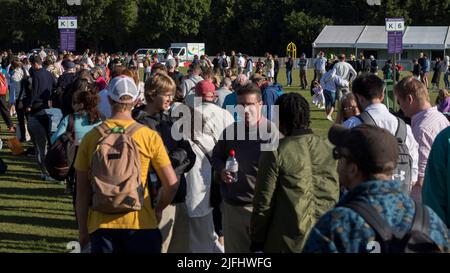 Tennisspieler stehen heute Morgen im Wimbledon Park für Tickets vor der Meisterschaft Schlange. Bild aufgenommen am 27.. Juni 2022. © Belinda Jiao j Stockfoto