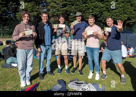 Tennisspieler stehen heute Morgen im Wimbledon Park für Tickets vor der Meisterschaft Schlange. Im Bild: Eine Gruppe von Fans aus Südafrika steht Schlange Stockfoto