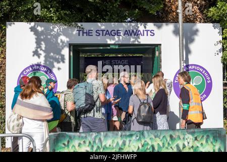 Tennisspieler stehen heute Morgen im Wimbledon Park für Tickets vor der Meisterschaft Schlange. Bild aufgenommen am 27.. Juni 2022. © Belinda Jiao j Stockfoto