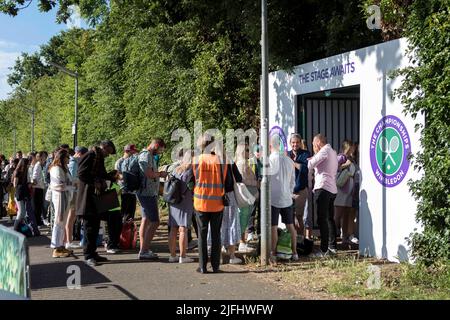 Tennisspieler stehen heute Morgen im Wimbledon Park für Tickets vor der Meisterschaft Schlange. Bild aufgenommen am 27.. Juni 2022. © Belinda Jiao j Stockfoto