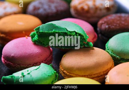 Traditionelle französische Desserts, mehrfarbiger Macaron mit Fruchtgeschmack, Nahaufnahme, Vollformat-Hintergrund Stockfoto