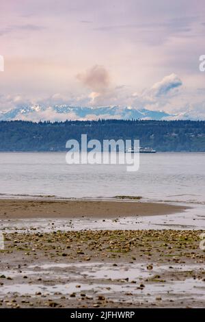 Die Fähre überquert den Puget Sound im Hintergrund die schneebedeckte Olympic Mountain Range Stockfoto