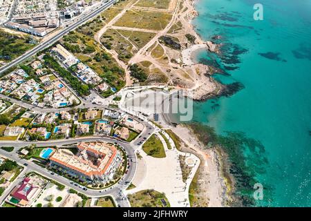 Playa de Cala Mosca Küste mit türkisfarbenem Mittelmeer während sonnigen Sommertagen, Provinz Alicante. Spanien. Reise- und Urlaubskonzept Stockfoto