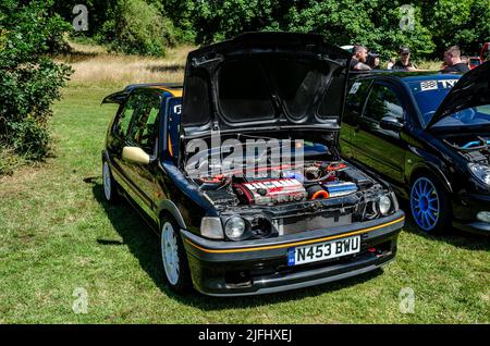 Vorderansicht eines Peugeot 106 aus dem Jahr 1995 in Schwarz, der in ein Rallyeauto umgewandelt wurde, das auf der Motorshow in Reading, Großbritannien, mit der Motorhaube oben zu sehen war Stockfoto