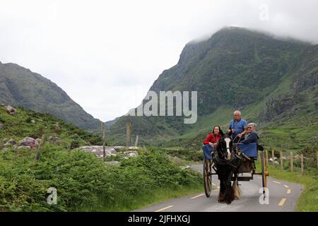 Jaunting Auto im ländlichen Irland am Gap of Dunloe Mountain Pass Stockfoto