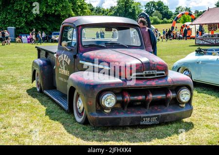 Vorderansicht eines alten Ford-Pickups der F-Serie mit einer kundenspezifischen Lackierung auf der „The berkshire Car Show“ in Reading, Großbritannien Stockfoto