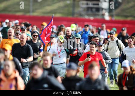 Silverstone, Großbritannien. 03.. Juli 2022. Atmosphäre im Kreis - Fans dringen in den Kreis ein. Großer Preis von Großbritannien, Sonntag, 3.. Juli 2022. Silverstone, England. Quelle: James Moy/Alamy Live News Stockfoto