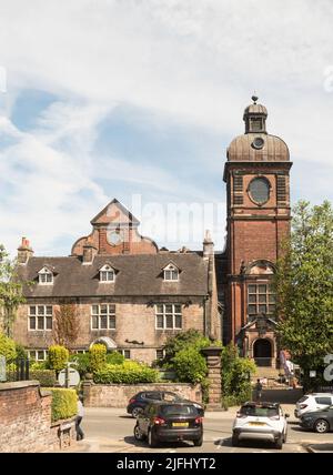 Tower of the Nicholson Museum and Art Gallery und das Greystones House aus dem 17.. Jahrhundert in Leek, Staffordshire, England, Großbritannien Stockfoto