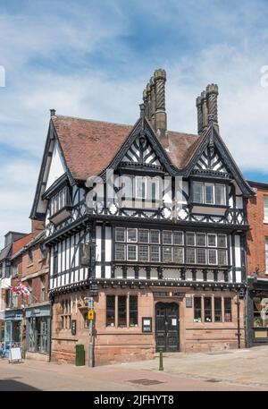 Das denkmalgeschützte 19. Century Bird in Hand Pub im Market Place, Leek, Staffordshire, England, Großbritannien Stockfoto