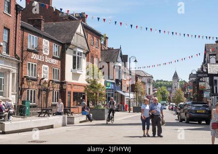 Älteres Paar zu Fuß in Derby Street, Leek Stadtzentrum, Staffordshire, England, Großbritannien Stockfoto