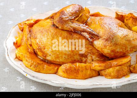 Gebratenes Huhn mit Äpfeln. Festliches Gericht Stockfoto