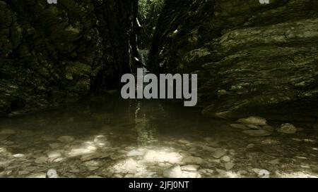 Wunderbare Aussicht zwischen zwei interessanten Steinhügeln. Kreativ. Das reinste Wasser in einem Bergsee, der sich neben großen grauen Steinen befindet. Stockfoto