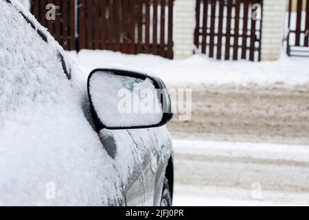 Flügelspiegel unter dem Schnee. Winterzeit Stockfoto