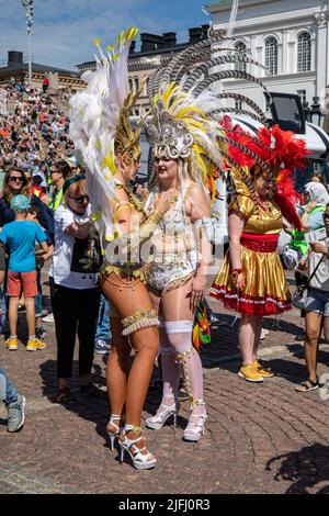 Helsinki Samba Carnaval-Darsteller mit extravaganten Kopfschmuck und Federn bereiten sich auf die Parade auf dem Senatsplatz in Helsinki, Finnland, vor Stockfoto