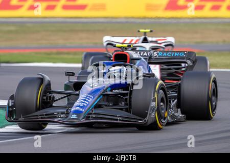 Silverstone, Großbritannien. 3.. Juli 2022, Silverstone Circuit, Silverstone, Northamptonshire, England: Großer Preis von Großbritannien F1, Renntag: Williams Rennfahrer Nichola Latifi in seinem Williams-Mercedes FW44 vor Haas F1 Teamfahrer Kevin Magnussen in seinem Haas-Ferrari VF-22 Credit: Action Plus Sports Images/Alamy Live News Stockfoto