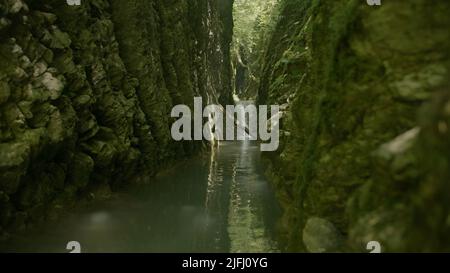 Wunderbare Aussicht zwischen zwei interessanten Steinhügeln. Kreativ. Das reinste Wasser in einem Bergsee, der sich neben großen grauen Steinen befindet. Stockfoto