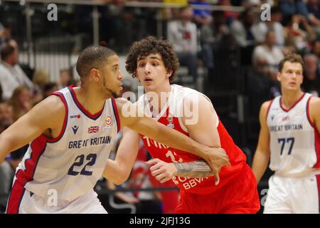 Newcastle, England, 3. Juli 2022. Myles Hesson spielt für Großbritannien und Sadik Emir Kabaca spielt für die Türkei in einem FIBA 2023-WM-Qualifikationsspiel in der Vertu Motors Arena in Newcastle. Quelle: Colin Edwards/Alamy Live News. Stockfoto