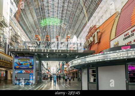 Las Vegas, USA - 25. Mai 2022: Die Menschen genießen den Besuch von Fremont Street Experience in Las Vegas, dem alten Teil der Glücksspielstadt. Stockfoto