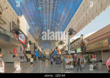 Las Vegas, USA - 25. Mai 2022: Die Menschen genießen den Besuch von Fremont Street Experience in Las Vegas, dem alten Teil der Glücksspielstadt. Stockfoto