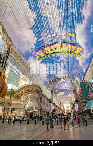 Las Vegas, USA - 25. Mai 2022: Die Menschen genießen den Besuch von Fremont Street Experience in Las Vegas, dem alten Teil der Glücksspielstadt. Stockfoto