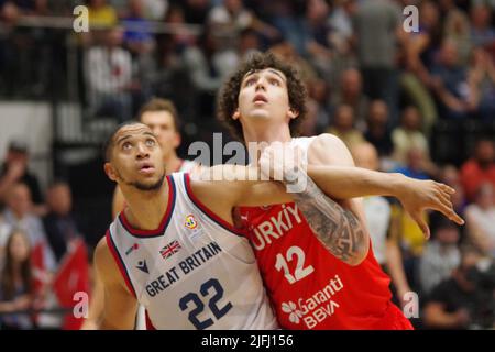 Newcastle, England, 3. Juli 2022. Myles Hesson spielt für Großbritannien und Sadik Emir Kabaca spielt für die Türkei in einem FIBA 2023-WM-Qualifikationsspiel in der Vertu Motors Arena in Newcastle. Quelle: Colin Edwards/Alamy Live News. Stockfoto