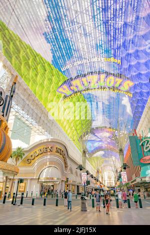 Las Vegas, USA - 25. Mai 2022: Die Menschen genießen den Besuch von Fremont Street Experience in Las Vegas, dem alten Teil der Glücksspielstadt. Stockfoto