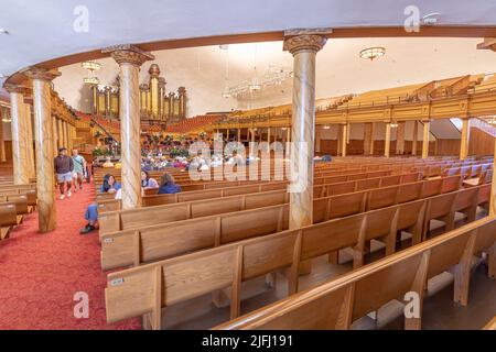 Salt Lake City, Utah - 28. Mai 2022: Auditorium im Konferenzzentrum „Church of Jesus Christ of Latter Day Saints“ in Salt Lake City. Stockfoto