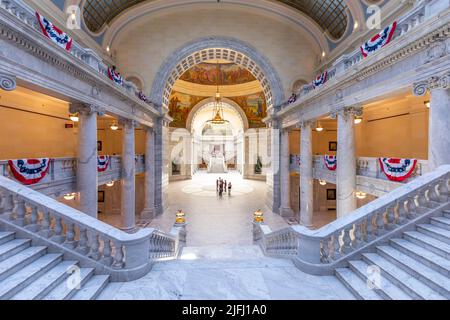 Salt Lake City, Utah - 28. Mai 2022: Große Marmortreppe, die zur House Chamber des Utah State Capitol Gebäudes auf dem Capitol Hill in Salt La führt Stockfoto