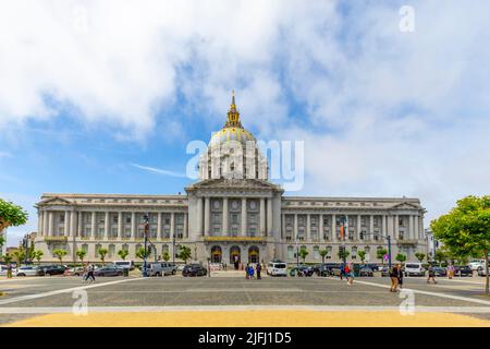 San Francisco, USA - 7. Juni 2022: Wunderschöne Architektur des Rathauses an sonnigen Tagen in San Francisco, CA. Der Bau wurde 1915 abgeschlossen. Stockfoto