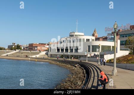 San Francisco, USA - 18. Mai 2022: Blick auf das berühmte White Modern Maritime Museum an der Bucht von San Francisco im frühen Morgenlicht. Stockfoto