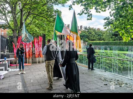 Eine Gruppe, die sich auf eine Pro-Life-Kundgebung auf dem Parnell Square in Dublin, Irland, vorbereitet. Die Gruppe umfasst Priester/Studentenpriester, Stockfoto