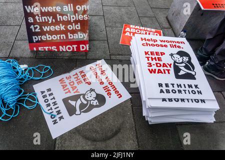 Gedruckte Poster, die bei einer Pro Life-Kundgebung auf dem Parnell Square in Dublin, Irland, zur Verteilung bereit sind.