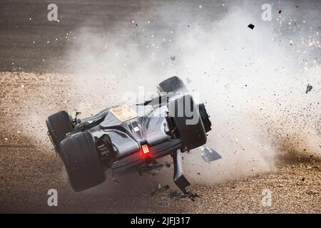 Silverstone, Großbritannien. 3.. Juli 2022. Absturz von #24 Guanyu Zhou (CHN, Alfa Romeo F1 Team ORLEN) beim Start, F1 Grand Prix von Großbritannien auf dem Silverstone Circuit am 3. Juli 2022 in Silverstone, Großbritannien. (Foto von HIGH TWO) Quelle: dpa/Alamy Live News Stockfoto