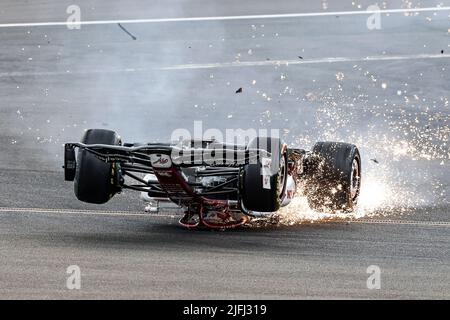 Silverstone, Großbritannien. 3.. Juli 2022. Absturz von #24 Guanyu Zhou (CHN, Alfa Romeo F1 Team ORLEN) beim Start, F1 Grand Prix von Großbritannien auf dem Silverstone Circuit am 3. Juli 2022 in Silverstone, Großbritannien. (Foto von HIGH TWO) Quelle: dpa/Alamy Live News Stockfoto