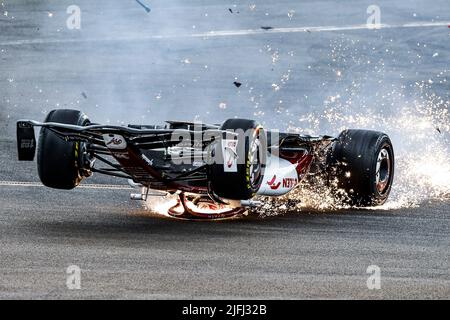 Silverstone, Großbritannien. 3.. Juli 2022. Absturz von #24 Guanyu Zhou (CHN, Alfa Romeo F1 Team ORLEN) beim Start, F1 Grand Prix von Großbritannien auf dem Silverstone Circuit am 3. Juli 2022 in Silverstone, Großbritannien. (Foto von HIGH TWO) Quelle: dpa/Alamy Live News Stockfoto