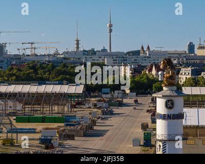 MÜNCHEN, DEUTSCHLAND - JULI 3.: Aufbau der Biertents auf dem Oktoberfest, dem größten Volksfest der Welt am 3.. Juli 2022 in München, Deutschland Stockfoto