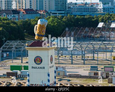 MÜNCHEN, DEUTSCHLAND - JULI 3.: Aufbau der Biertents auf dem Oktoberfest, dem größten Volksfest der Welt am 3.. Juli 2022 in München, Deutschland Stockfoto